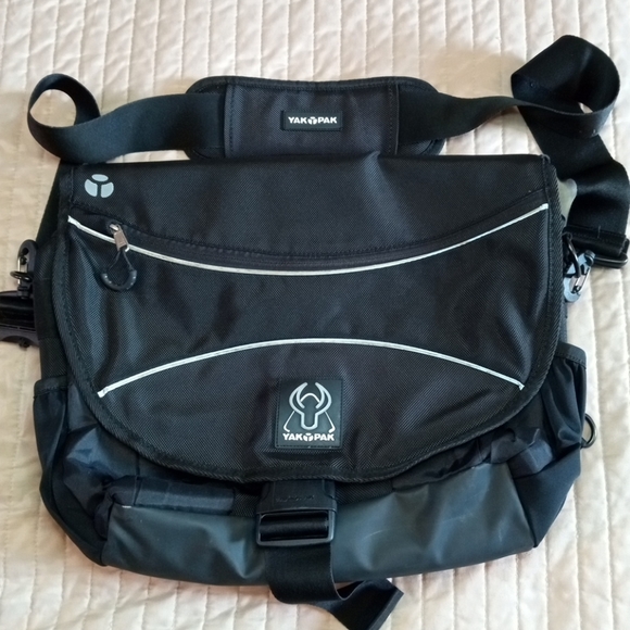 YAK PAC Messenger Crossbody Computer Bag Black Gray With Inner And Outer Pockets - Picture 3 of 8